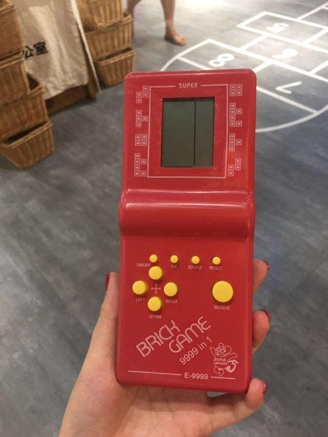 这些小时候常吃的零食和玩具你全部都玩过吗?