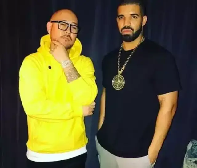 再来瞧瞧公鸭  drake 脖子上价值 50 万美金的大金链——