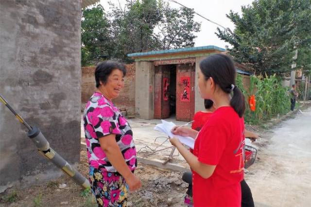 实践队员走访蔬菜大棚农户  新农村,新环境——新政策打造美丽乡村