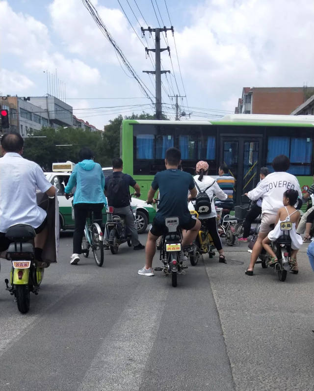 电动车越线停车等红灯,影响机动车右转,造成拥堵—和平路与中华大街