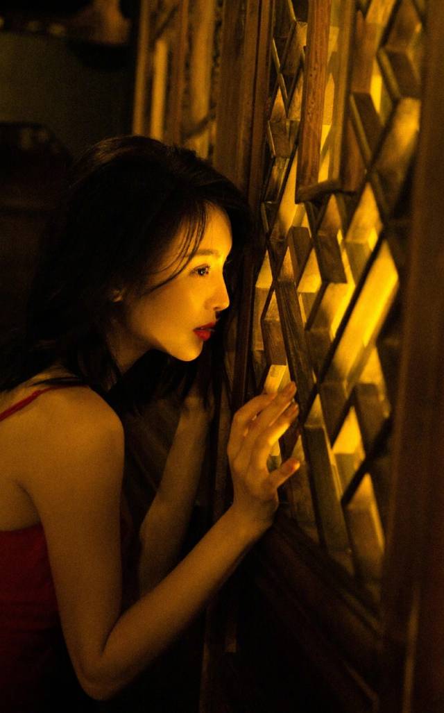 金晨的一条微博两张照片引得邓伦粉丝炸开了锅