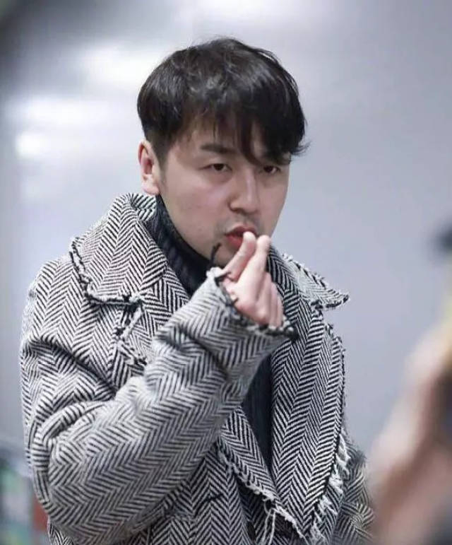 大叔雷佳音油腻版比心,他的性格真的太可爱了.n(*≥▽≤*)n