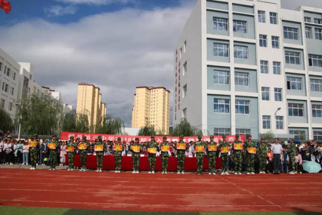 岷县第三中学隆重举行2018级高一新生家长会,军训结业典礼