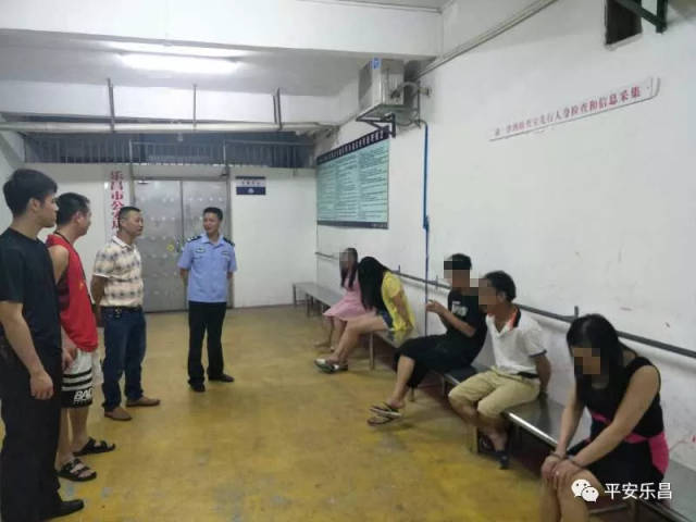日前, 乐昌警方端掉一卖淫嫖娼窝点,当场抓获5名涉嫌卖淫嫖娼人员.
