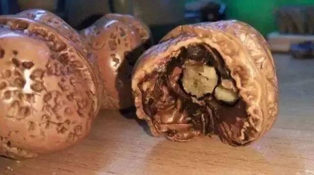 盘了8年的老核桃,砸开尝尝仁的味道!有种砸三棱呀!