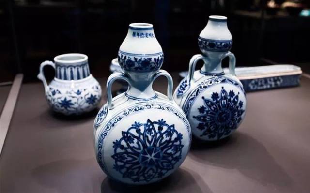 可以说陶瓷艺术的发展反映了中国传统文化的发展与演进. 造型美