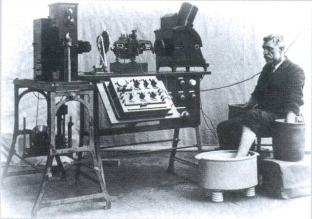 no 1 心电图 1903年,荷兰生理学家埃因托芬(einthoven)首次设计了弦