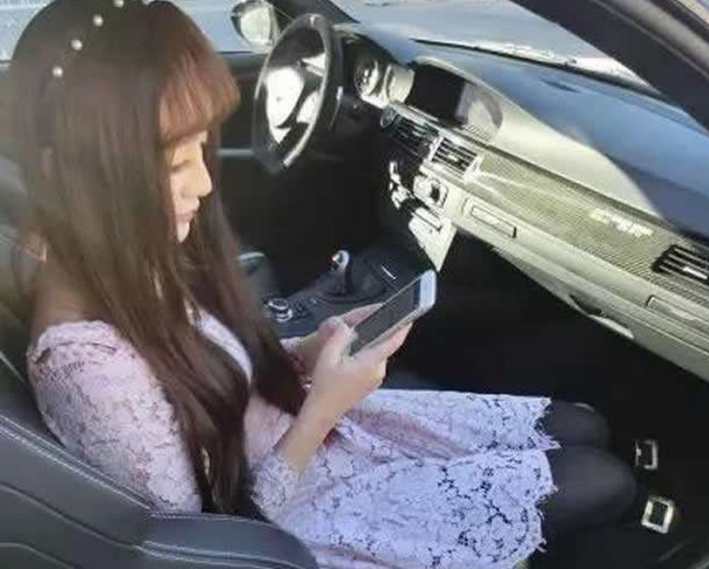 女子选择坐车离去又下车奔向怀里为什么