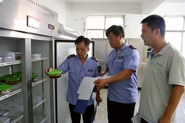 安徽省濉溪县市场监管局迅速开展台风灾后学校食堂食品安全专项检查