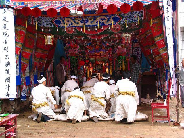 梦境迷离，解析梦见死人出殡又复活的深层含义