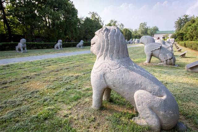 位于神道东侧的雄性猰貐[yà yǔ].