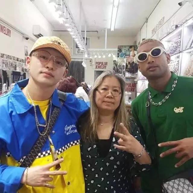 eva阿姨在圈中的人气越来越高 每个到店挑选饰品的rapper不跟阿姨合个