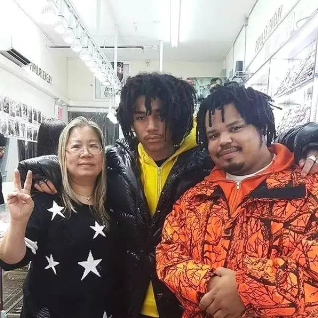 eva阿姨在圈中的人气越来越高 每个到店挑选饰品的rapper不跟阿姨合个