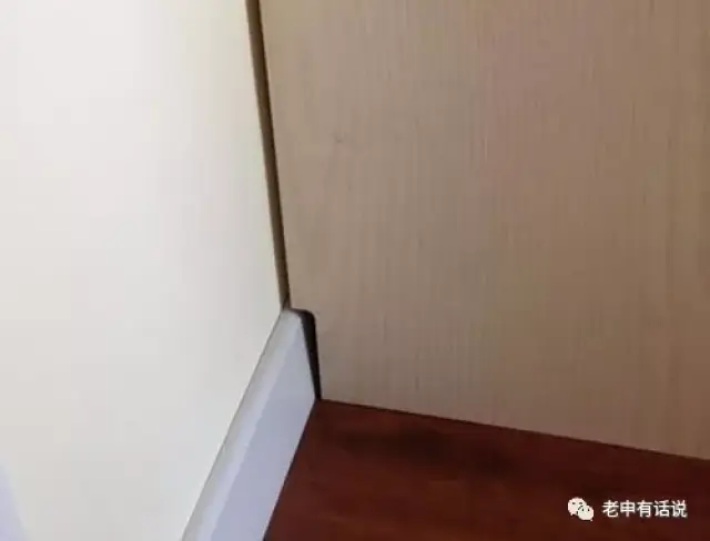 卧室装修,衣柜和地板的安装顺序搞错,收口粗糙难看,还起翘积灰