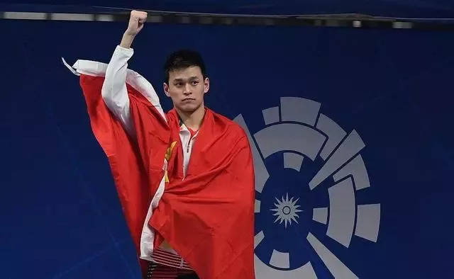 某歌手有恋童癖？孙杨领奖惹恼赞助商？沈月的绯闻对象？杜江出轨霍