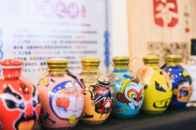 由京城涂鸦大师"be yourself"操刀量身定制,8款不同的卡通脸谱酒瓶都