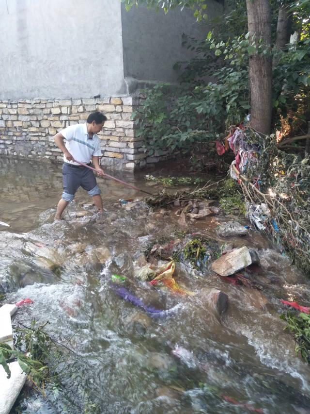 赤良峪村清理河道垃圾