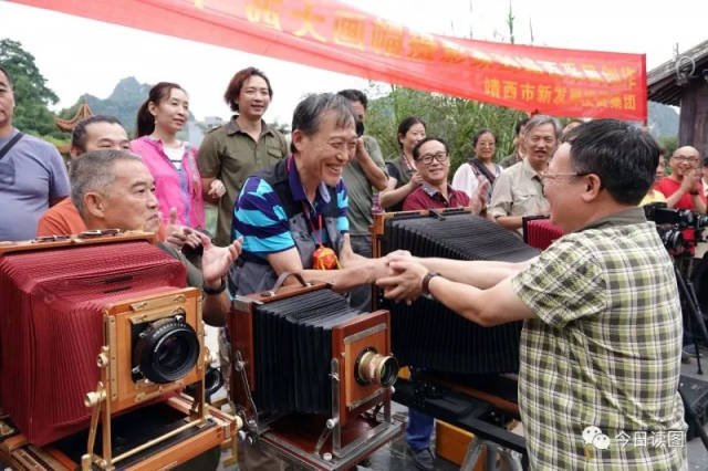 靖西市新发展投资集团有限公司董事长杨召宇(右)在开机仪式上给广东大