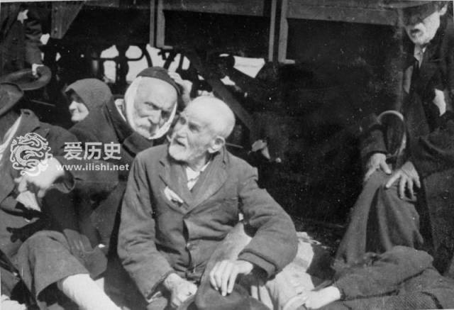 巴阡山省的一名老年犹太人坐在死亡列车前,随后他就被送进了毒气室