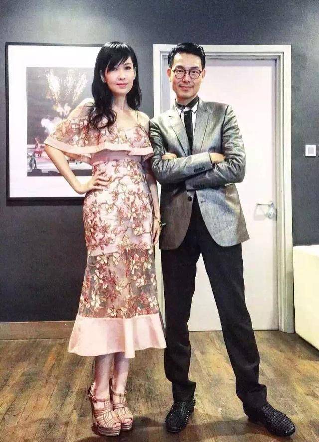 51岁周慧敏近照,长发披肩搭粉色花瓣长裙,太漂亮了
