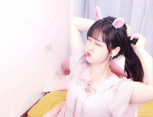 英雄联盟女王者董月月挑战一百连胜 输一把承