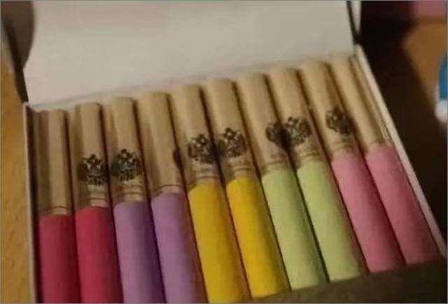 抱歉,还是毒品 这些烟卷内混合了迷幻剂和兴奋剂类的毒品 经过燃烧