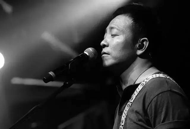 许巍新歌《我的爱》全网发布,你的爱,为谁等待