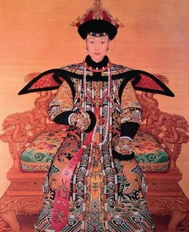 清乾隆帝慧贤皇贵妃冬朝服像(北京故宫博物院藏)