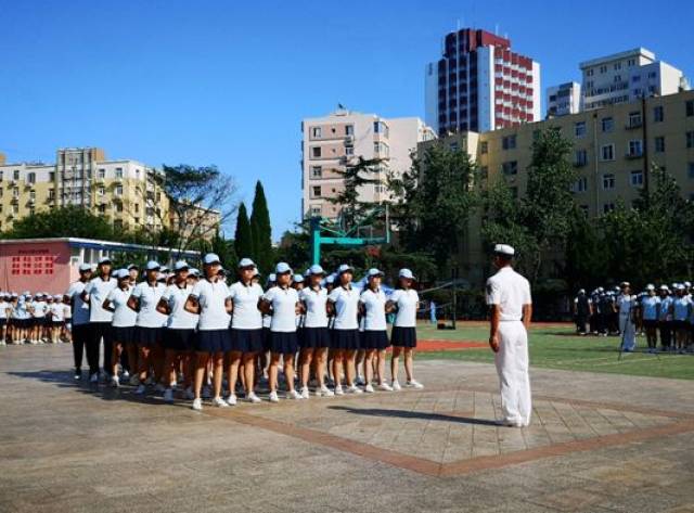 【尊严教育】青岛商务学校举行2018级新生军事夏令营闭营式