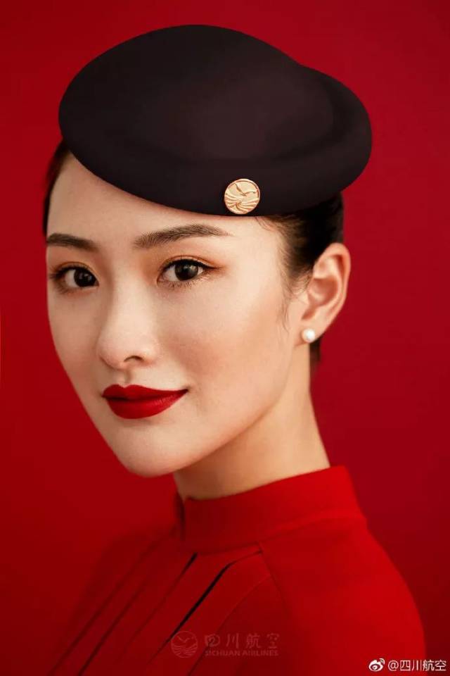 7月31日,四川航空正式对外发布该公司第七代空乘制服,瞬间刷爆网络.