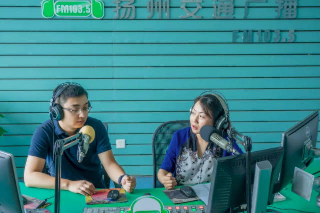 磊磊走进扬州交通广播会客厅直播间,详情请关注下周五壹周刊《中国