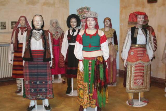穿着漂亮的罗马尼亚少数民族