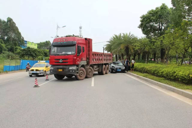 在钦州还真干不过大货车,车祸视频触目惊心!