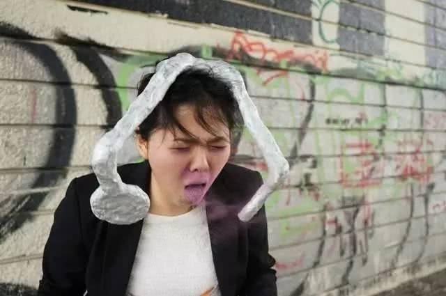 日本妹子为了防止被变态骚扰,竟然把自己打扮成了夜店