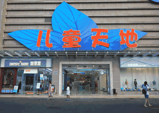 开业在即,也意味着近水楼台商业广场的最后一块黄金拼图正式镶嵌成功