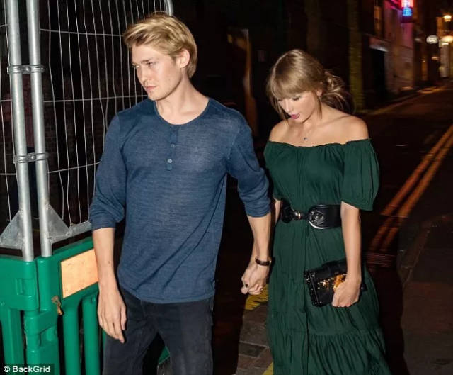 当地时间8月22日, 霉霉taylor swift与男友joe alwyn, 被拍到现身