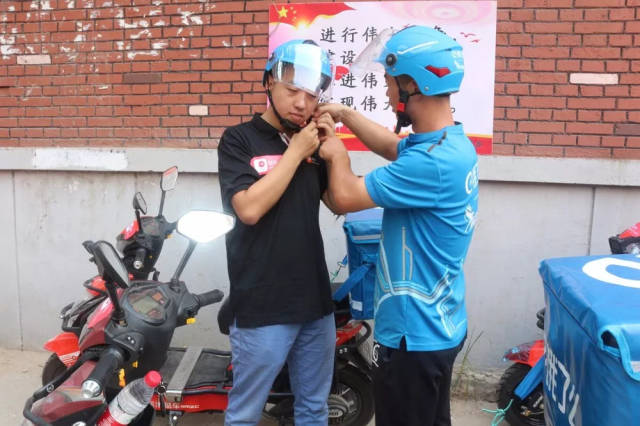 请右滑查看 早上9:00 早上9点,全体志愿者与饿了么配送员列队准备晨会