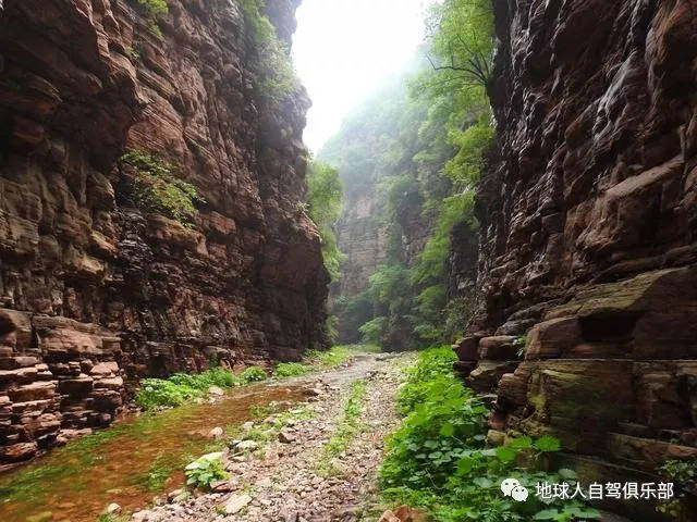 孔庄大峡谷位于河北省沙河市孔庄村西部太行山脉东麓,是并没有任何