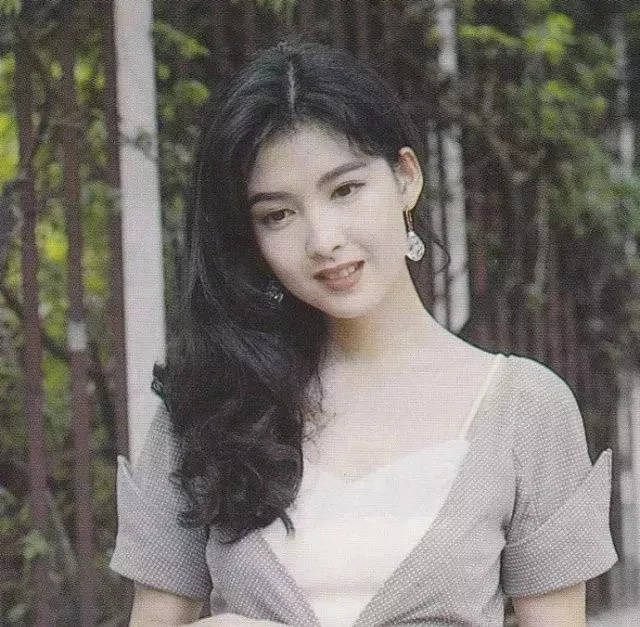 51岁周慧敏一张照片登上热搜!20岁少女们表示,颜值上居然输给了她.