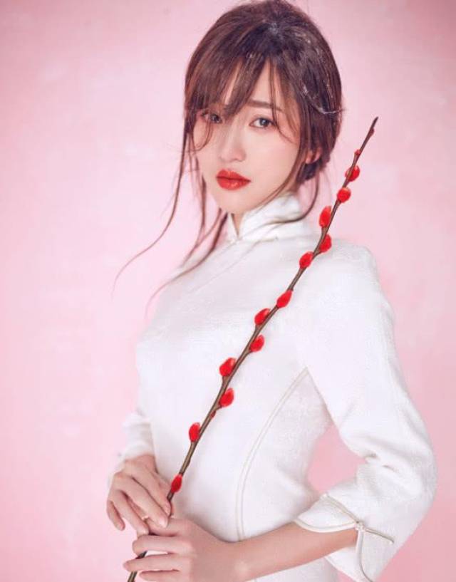 她曾被林俊杰求婚,却一手好牌打烂活成网红,气质甜美吊打杨超越!