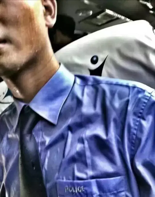 然而,我只是一枚学警 真是的我们是这样的---- 常常汗流浃背,一点都不
