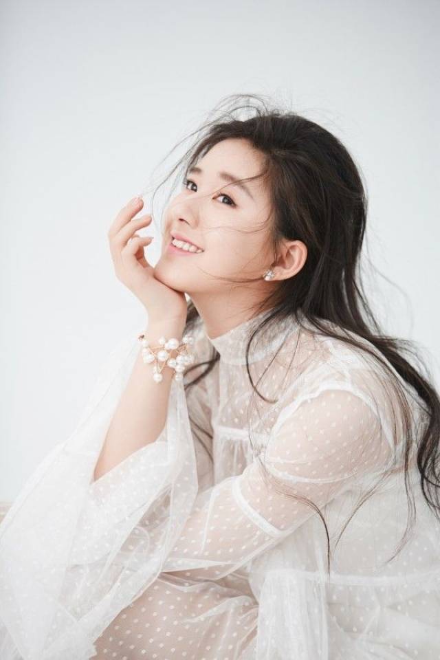 "国民岛花"赵露思,时尚穿搭也是温柔甜美,淑女万分