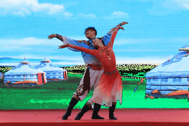 快板表演,歌曲,舞蹈,杂技,胡琴演奏等10余个精彩的节目,为大家带来一