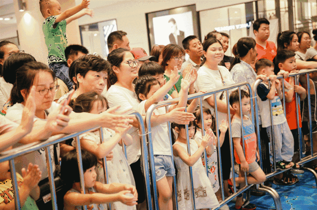 动作 滑稽的模样逗得全场哈哈大笑,掌声不断 热情的观众把表演台围得
