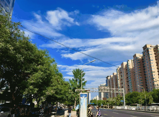出门路上 蓝天白云伴你前行