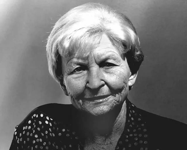 为什么印度人的英语说得比我们好?