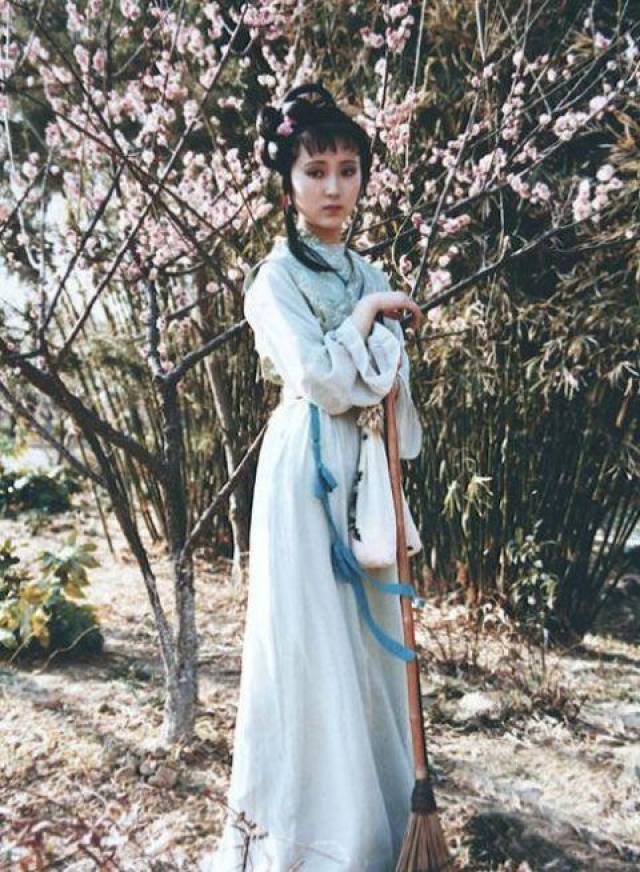 林黛玉拿着扫帚和布袋葬花,这具有代表性的拍照姿势被许多人模仿