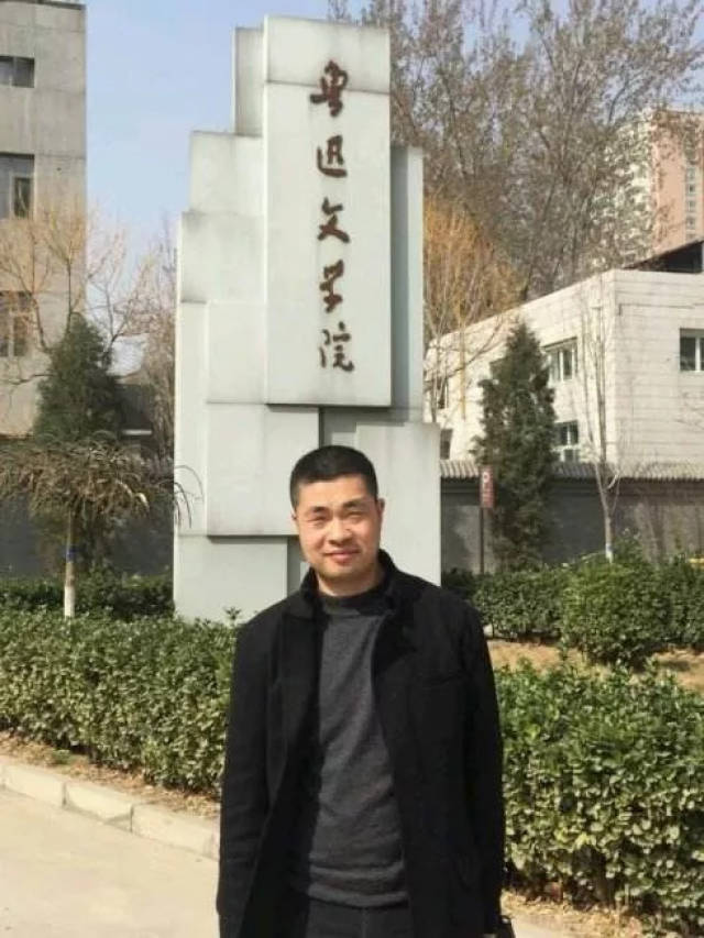 复旦大学中文系教授 张业松 王占黑的叙述沉稳大气,隐然有大家之象