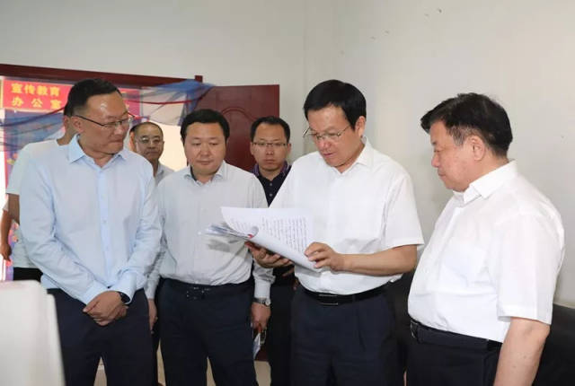 图为杨鑫在和田地区墨玉县喀拉喀什镇检查脱贫攻坚工作.