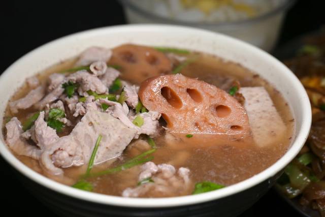 8 宏记莲藕  西胪莲藕汤,也是潮汕的特色之一,搭配瘦肉,猪杂,肉片等等